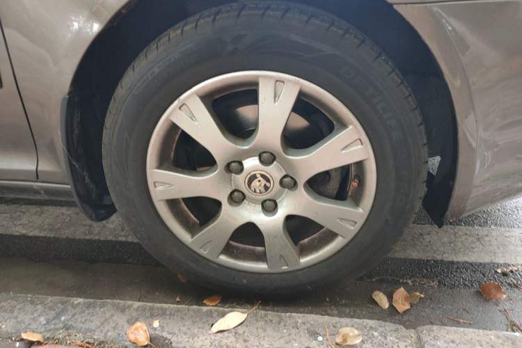 Used Skoda Octavia 2014 1.6L Automatic Yijie Edition Right Front Wheel Hub