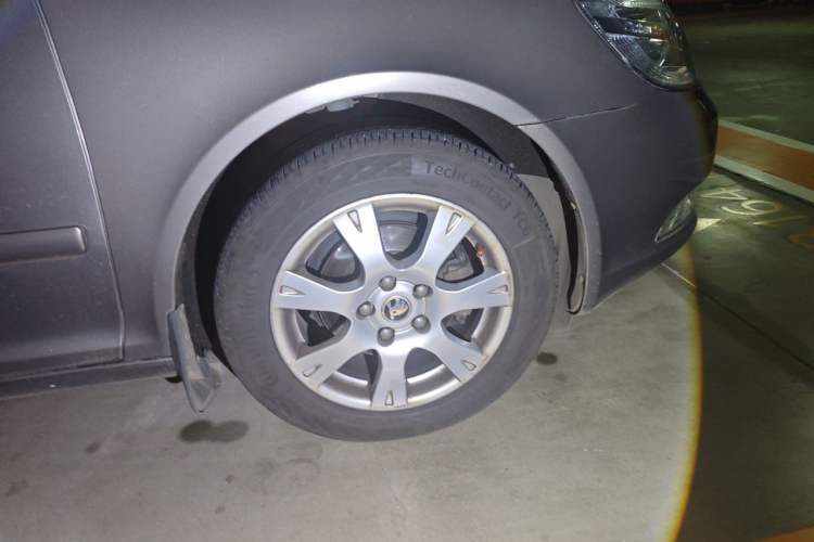 Used Skoda Octavia 2014 1.6L Manual Yijie Edition Right Front Wheel Hub