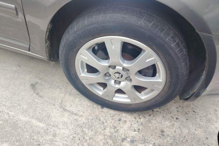 Used Skoda Octavia 2014 1.6L Manual Yijie Edition Right Front Wheel Hub