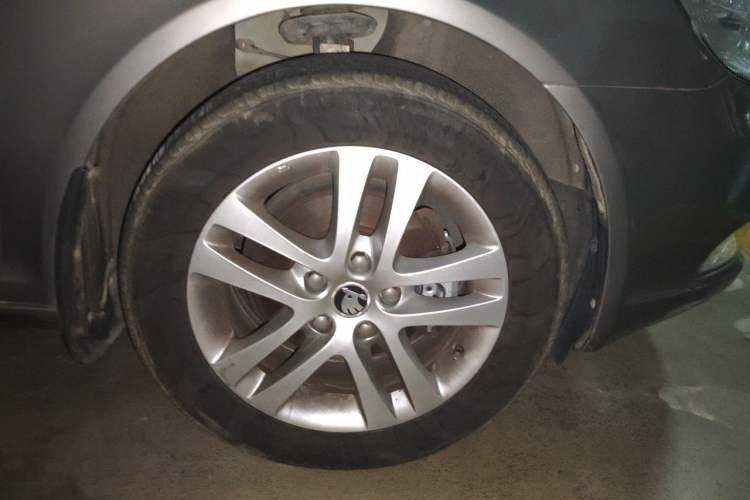 Used Skoda Octavia 2014 1.6L Manual Yijun Edition Right Front Wheel Hub