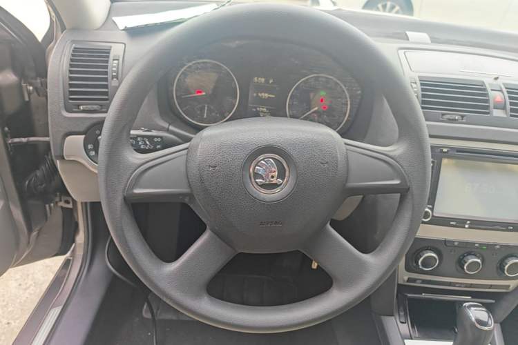 Used Skoda Octavia 2014 1.6L Automatic Yijie Edition Steering Wheel