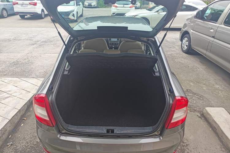 Used Skoda Octavia 2014 1.6L Automatic Yijie Edition Trunk