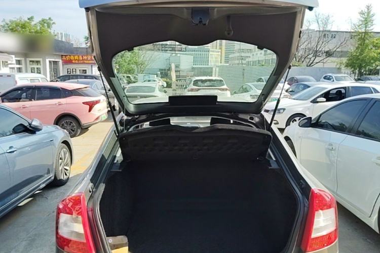 Used Skoda Octavia 2014 1.6L Automatic Yijie Edition Trunk