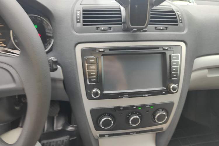 Used Skoda Octavia 2014 1.6L Automatic Yijie Edition Audio And AC Panel