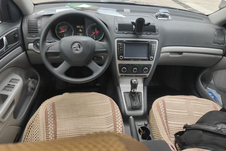 Used Skoda Octavia 2014 1.6L Automatic Yijie Edition Center Console