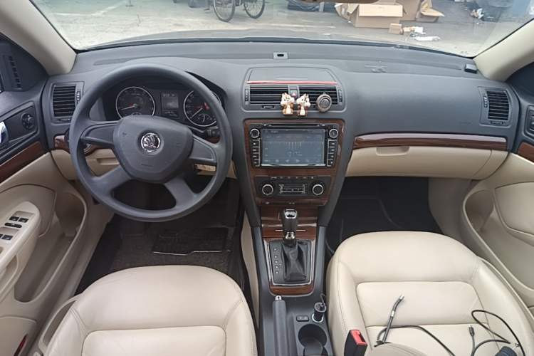 Used Skoda Octavia 2014 1.6L Automatic Yijun Edition Center Console