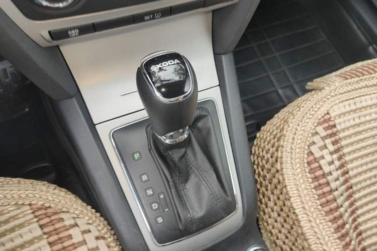 Used Skoda Octavia 2014 1.6L Automatic Yijie Edition Gear Lever