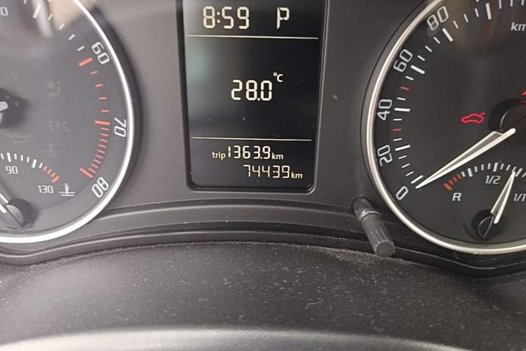 Used Skoda Octavia 2014 1.6L Automatic Yijun Edition Odometer Close Up