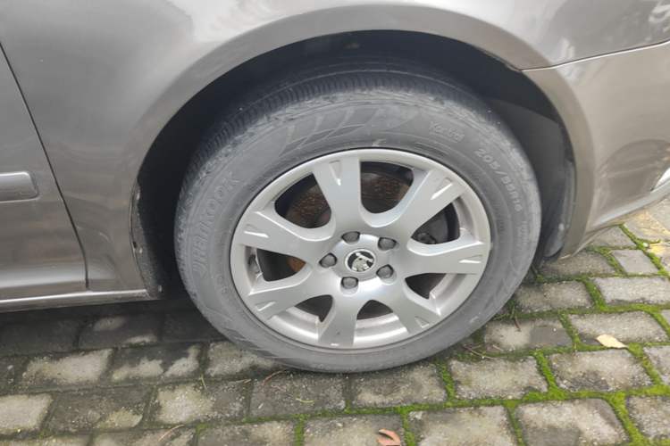Used Skoda Octavia 2014 1.6L Automatic Yijie Edition Right Front Wheel Hub