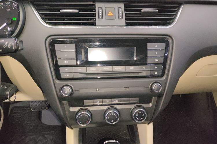 Used Skoda Octavia 2014 1.6L Automatic Yijie Edition Audio And AC Panel