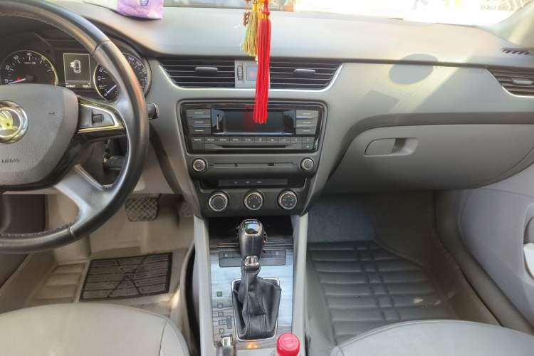Used Skoda Octavia 2014 1.6L Automatic Yijie Edition Audio And AC Panel