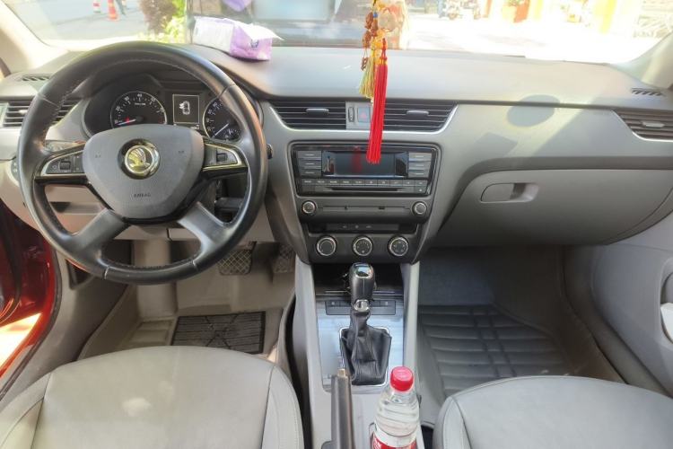 Used Skoda Octavia 2014 1.6L Automatic Yijie Edition Center Console
