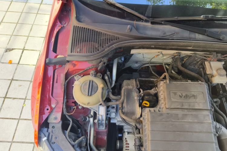 Used Skoda Octavia 2014 1.6L Automatic Yijie Edition Engine Bay Right