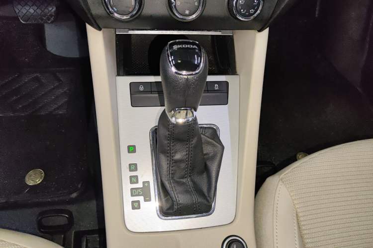 Used Skoda Octavia 2014 1.6L Automatic Yijie Edition Gear Lever