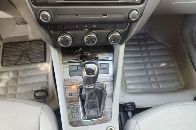 Used Skoda Octavia 2014 1.6L Automatic Yijie Edition Gear Lever