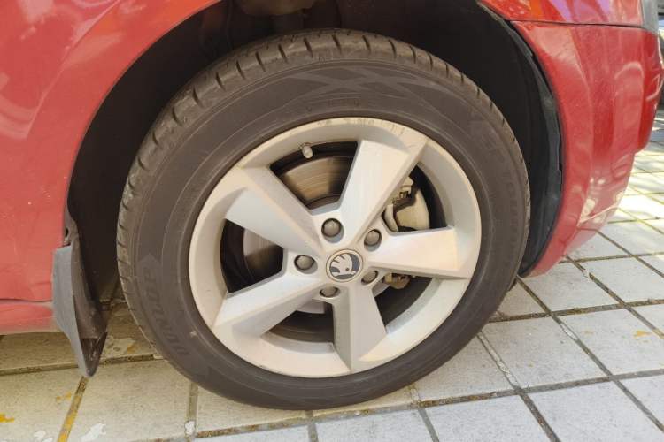 Used Skoda Octavia 2014 1.6L Automatic Yijie Edition Right Front Wheel Hub