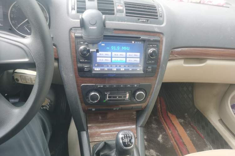 Used Skoda Octavia 2014 1.6L Manual Yijun Edition Audio And AC Panel