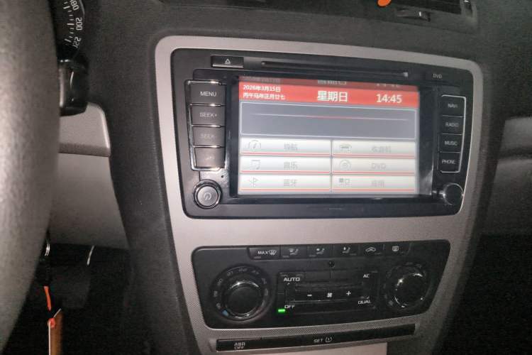 Used Skoda Octavia 2014 1.6L Automatic Yijun Edition Audio And AC Panel