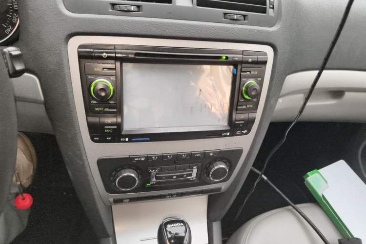 Used Skoda Octavia 2014 1.6L Automatic Yijun Edition Audio And AC Panel