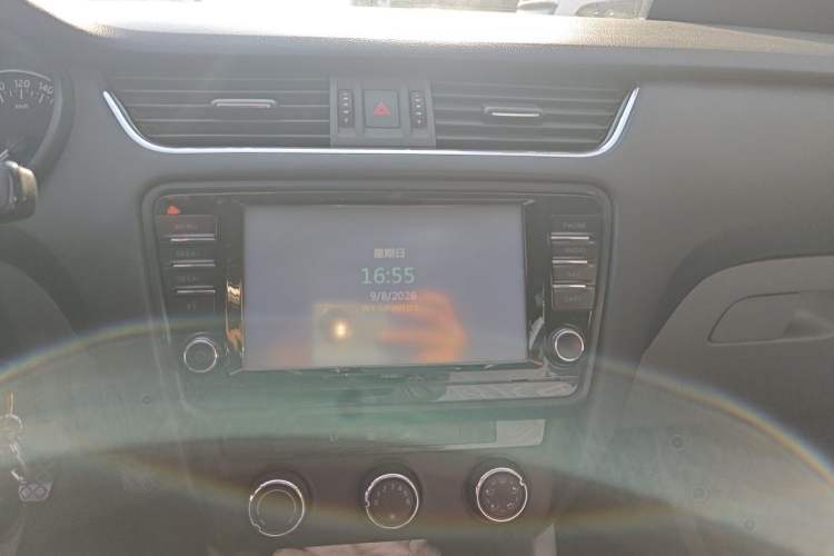 Used Skoda Octavia 2014 1.6L Manual Yijie Edition Audio And AC Panel