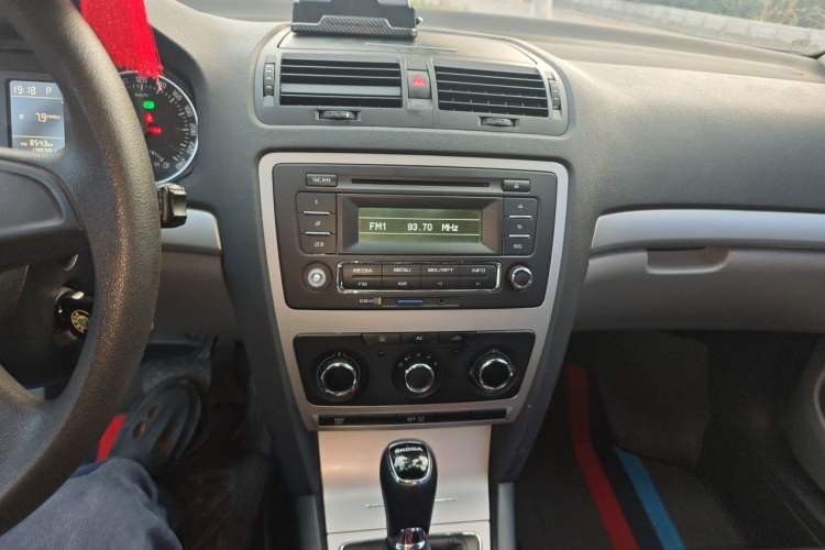 Used Skoda Octavia 2014 1.6L Automatic Yijie Edition Audio And AC Panel