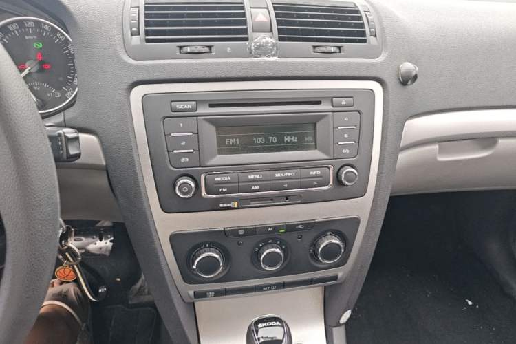 Used Skoda Octavia 2014 1.6L Automatic Eado Edition Audio And AC Panel