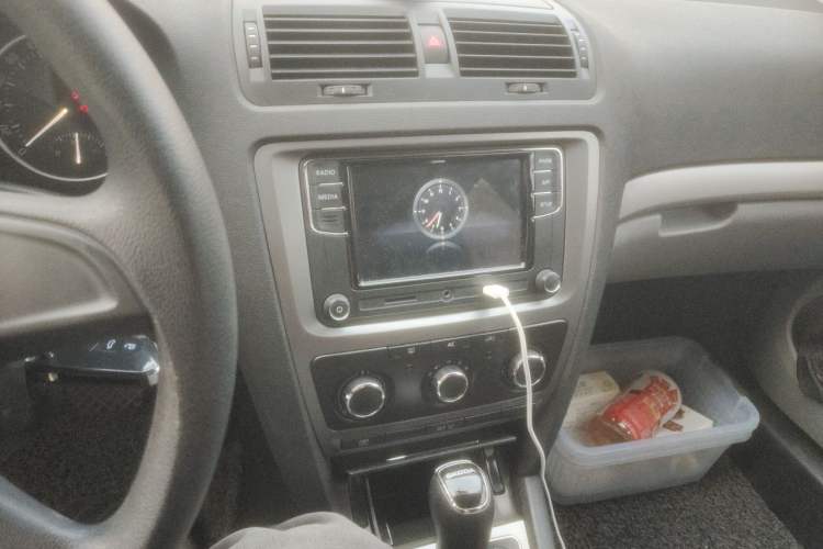 Used Skoda Octavia 2014 1.6L Automatic Yijie Edition Audio And AC Panel