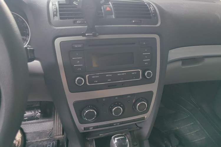 Used Skoda Octavia 2014 1.6L Automatic Yijie Edition Audio And AC Panel