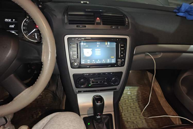 Used Skoda Octavia 2014 1.6L Automatic Yijun Edition Audio And AC Panel