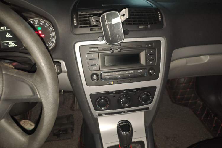 Used Skoda Octavia 2014 1.6L Automatic Yijie Edition Audio And AC Panel