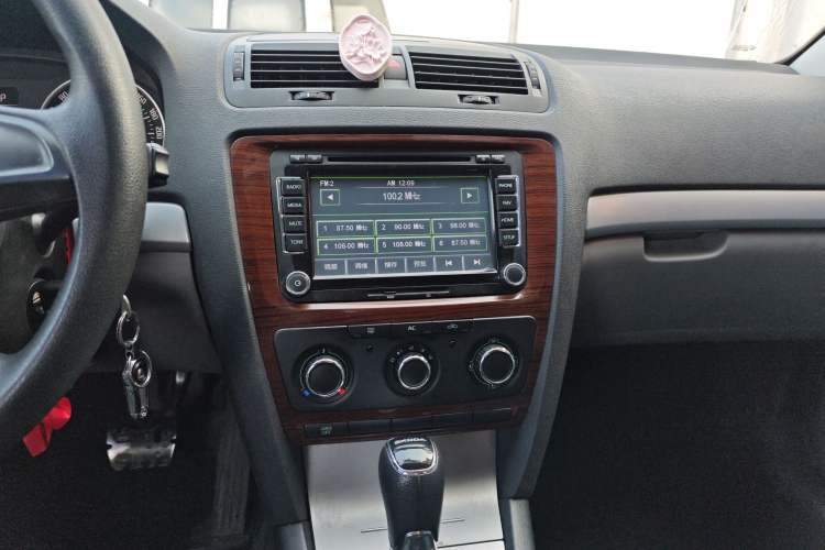 Used Skoda Octavia 2014 1.6L Automatic Eado Edition Audio And AC Panel