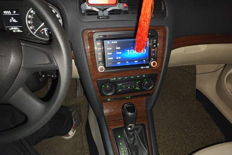 Used Skoda Octavia 2014 1.6L Automatic Yijun Edition Audio And AC Panel
