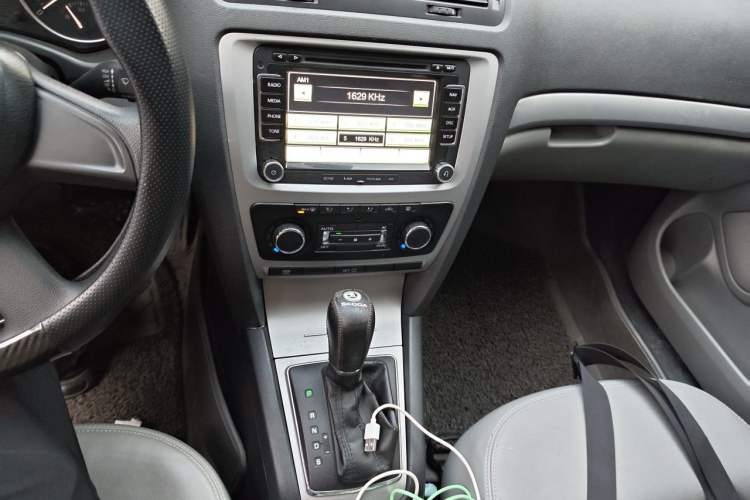 Used Skoda Octavia 2014 1.6L Automatic Yijun Edition Audio And AC Panel