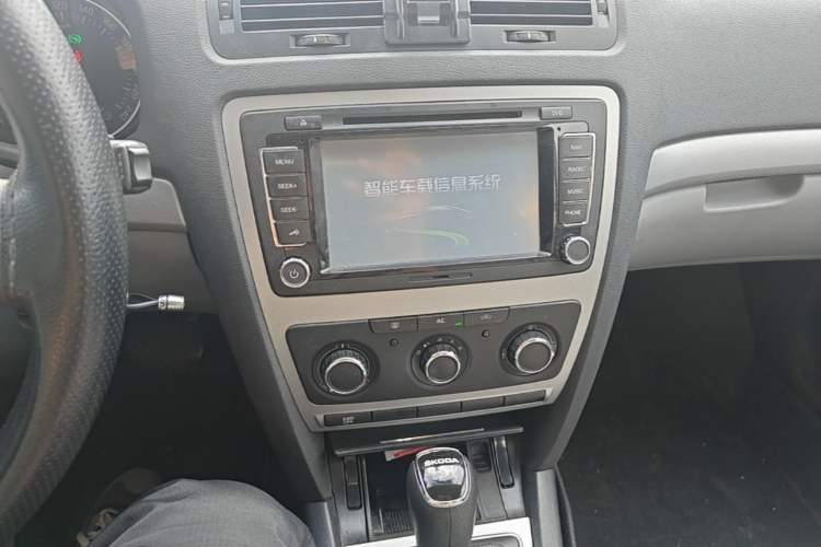 Used Skoda Octavia 2014 1.6L Automatic Eado Edition Audio And AC Panel