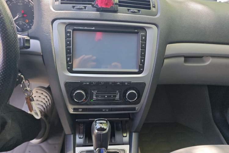Used Skoda Octavia 2014 1.6L Automatic Yijun Edition Audio And AC Panel