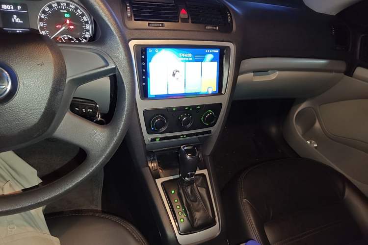 Used Skoda Octavia 2014 1.6L Automatic Yijie Edition Audio And AC Panel