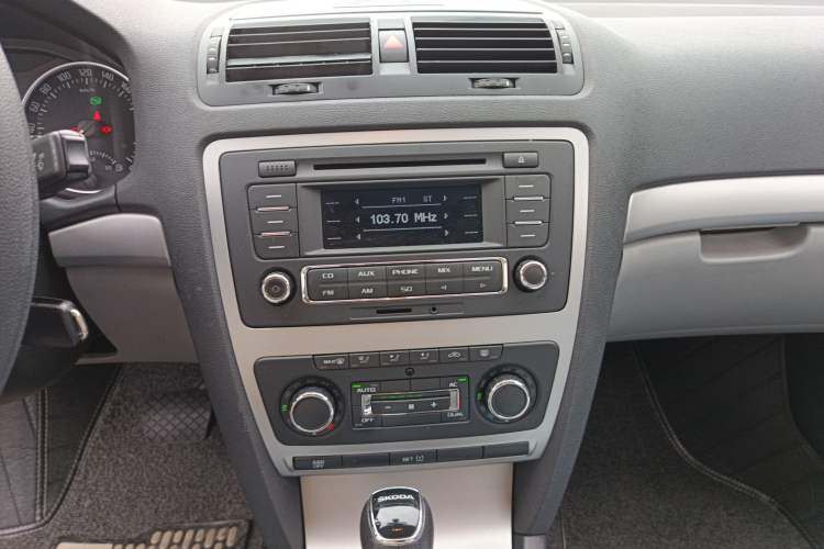 Used Skoda Octavia 2014 1.6L Automatic Yijun Edition Audio And AC Panel