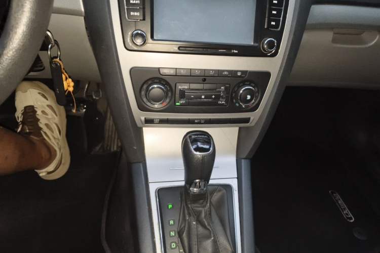 Used Skoda Octavia 2014 1.6L Automatic Yijie Edition Audio And AC Panel