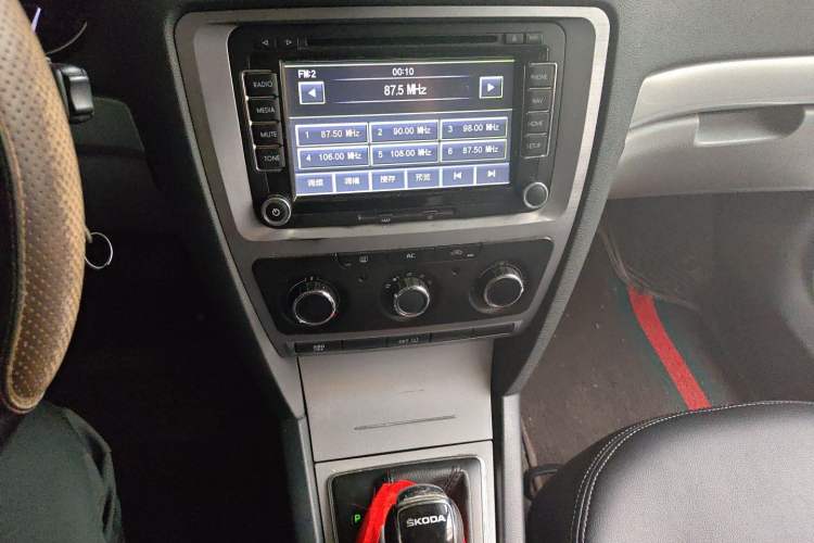 Used Skoda Octavia 2014 1.6L Automatic Yijie Edition Audio And AC Panel