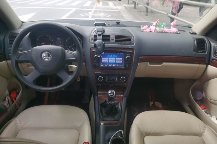 Used Skoda Octavia 2014 1.6L Manual Yijun Edition Center Console