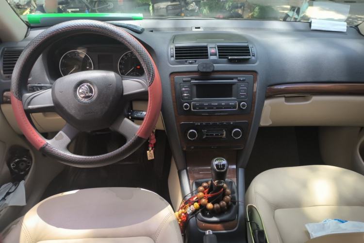 Used Skoda Octavia 2014 1.6L Manual Yijun Edition Center Console