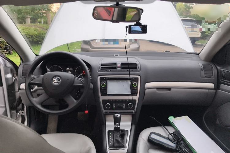 Used Skoda Octavia 2014 1.6L Automatic Yijun Edition Center Console