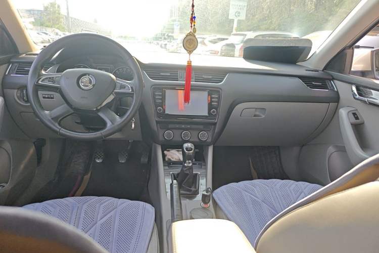 Used Skoda Octavia 2014 1.6L Manual Yijie Edition Center Console
