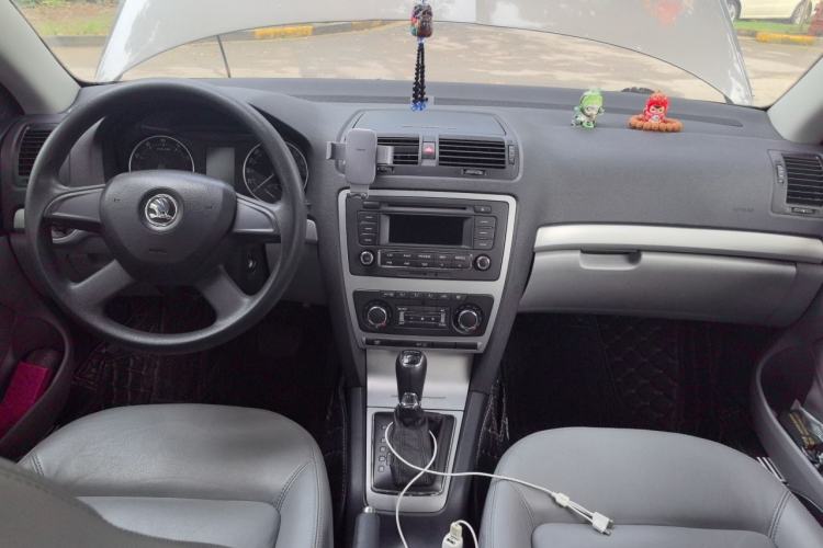 Used Skoda Octavia 2014 1.6L Automatic Yijun Edition Center Console