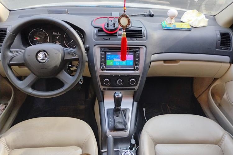 Used Skoda Octavia 2014 1.6L Automatic Yijie Edition Center Console