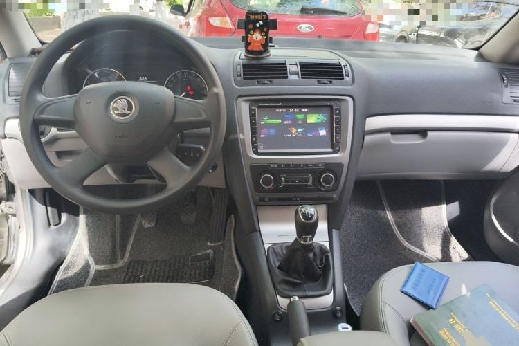 Used Skoda Octavia 2014 1.6L Manual Yijun Edition Center Console