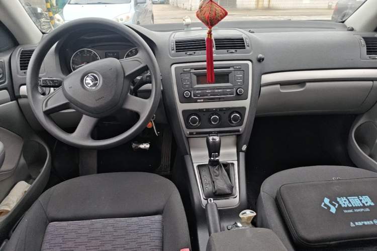 Used Skoda Octavia 2014 1.6L Automatic Eado Edition Center Console