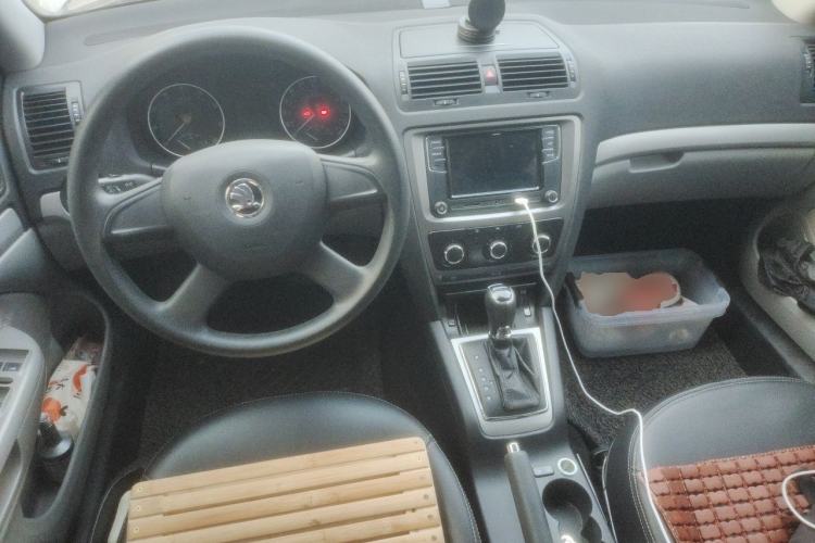 Used Skoda Octavia 2014 1.6L Automatic Yijie Edition Center Console