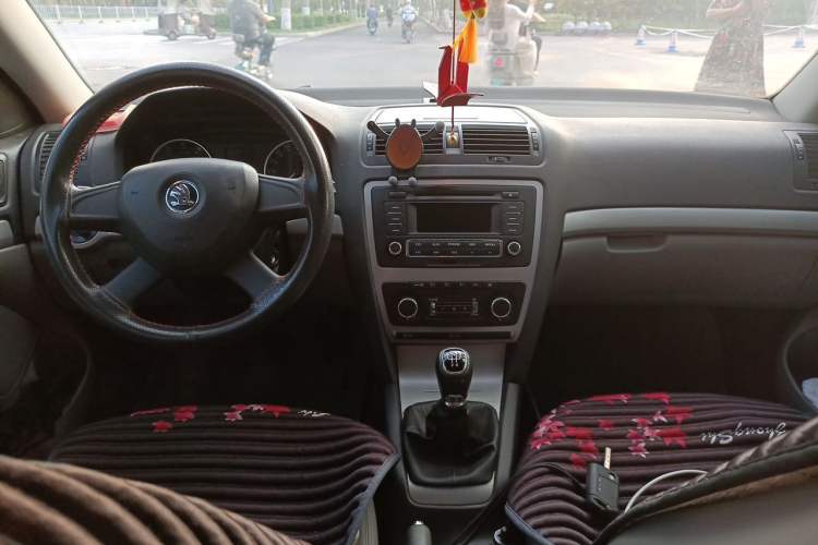 Used Skoda Octavia 2014 1.4TSI Manual Yijun Edition Center Console