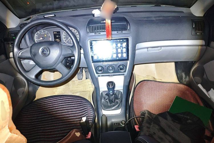 Used Skoda Octavia 2014 1.6L Manual Yijie Edition Center Console